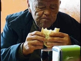 Sin je odveo svog oca u restoran da večeraju. Otac je bio izuzetno star i slabašan